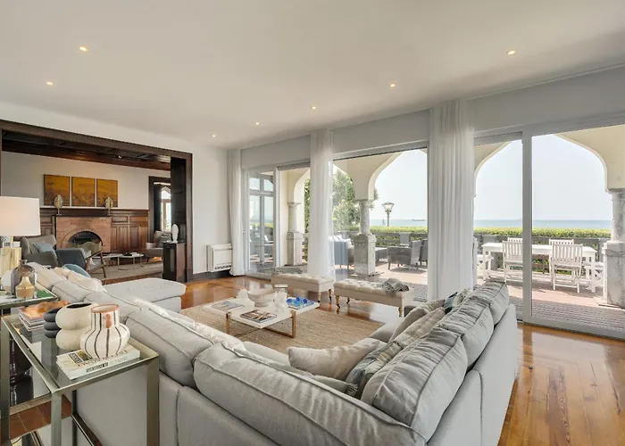 Blissful Seafront Villa *